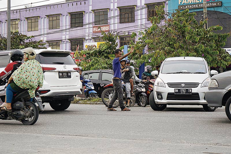 EGINDO Maraknya Pak Ogah Biang Kemacetan Di Jakarta