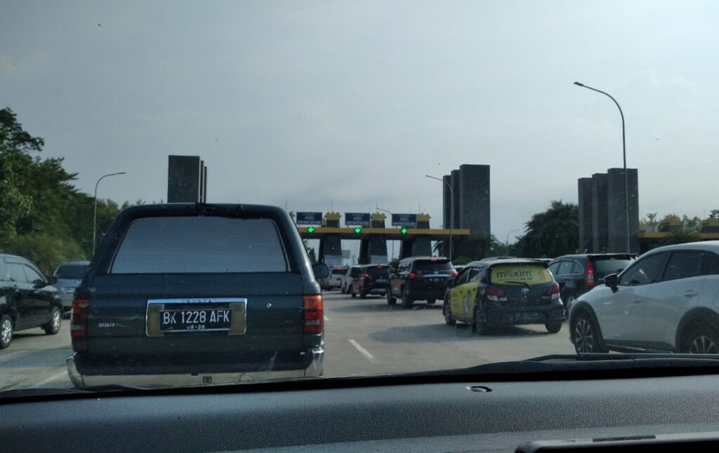 Gerbang parkir di Bandarudara Kualanamu Deli Serdang. (Foto: Fadmin Malau)