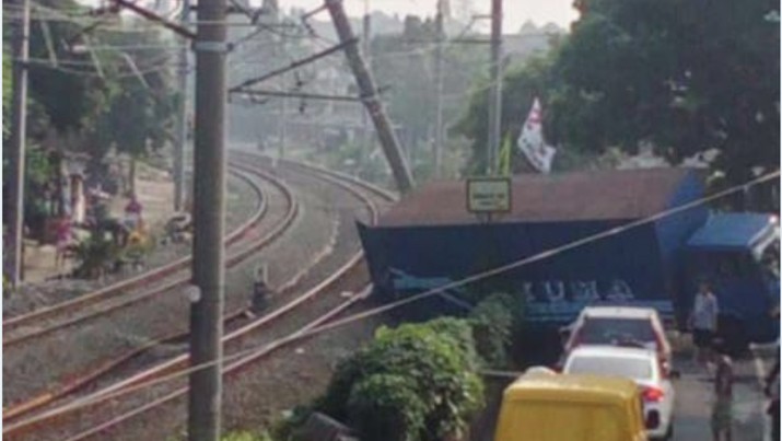 Perjalanan Krl Terganggu Efek Truk Tabrak Tiang Listrik Egindo