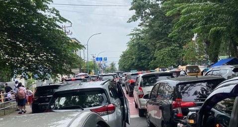 EGINDO | Macet, Parkir Berlapis Depan Sekolah Methodist III Medan