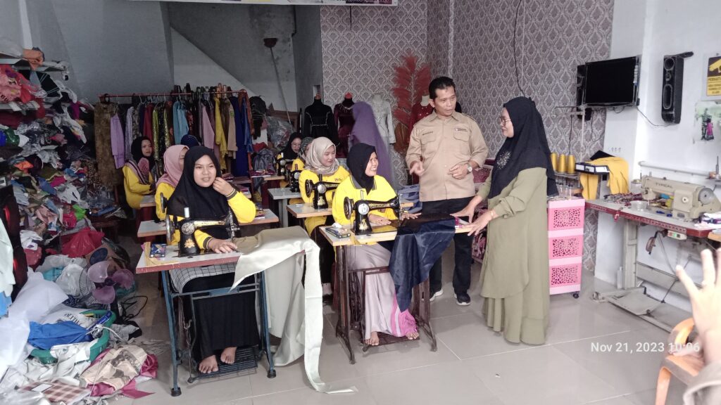 Pelatihan menjahit bagi ibu Rumah Tangga di wilayah operasional Perusahaan