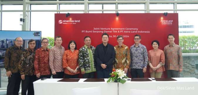 Jajaran direksi Sinar Mas Land dan Astra Land Indonesia berfoto bersama saat penandatanganan kerja sama pembentukan usaha patungan atau joint venture untuk membangun proyek residensial baru