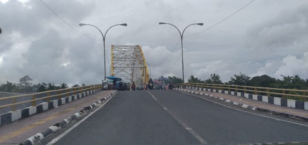 Jembatan Hamzah al-Fansyuri di Barus Tapanuli Tengah yang dikenal dengan jembatan viral. (Foto: Fadmin Malau)