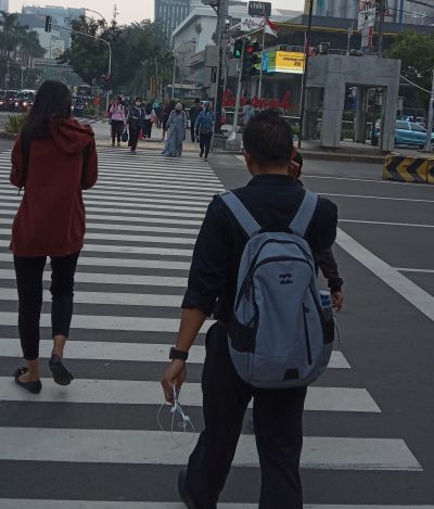 Para pekerja di Jakarta, Indonesia, siap menuju lokasi kerja. (Foto: Fadmin Malau)

