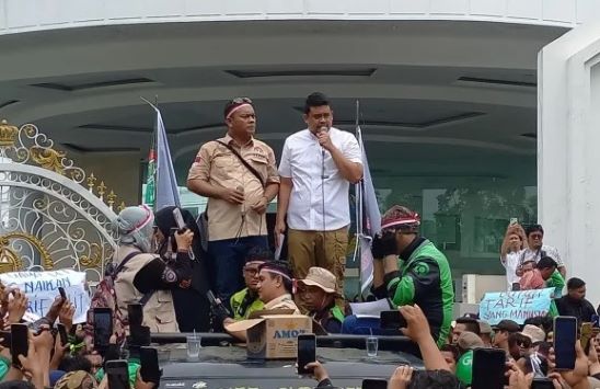Ribuan driver ojol di Medan berunjuk rasa di depan Kantor Gubernur Sumut, Selasa (20/5/2025). 

