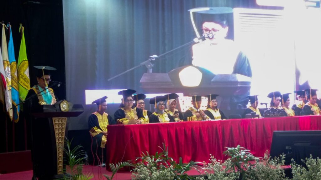 Rektor Universitas Sari Mutiara Indonesia Prof. Dr. Ivan Elisabeth Purba, SH, M.Kes memberikan pidato wisuda di IGN.Washington Purba Hall, Medan (foto:Iqbal)