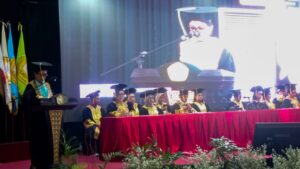 Rektor Universitas Sari Mutiara Indonesia Prof. Dr. Ivan Elisabeth Purba, SH, M.Kes memberikan pidato wisuda di IGN.Washington Purba Hall, Medan (foto:Iqbal)