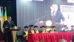 Ketua yayasan Sari Mutiara Dr. Parlindungan Purba, SH, MM memberikan sambutan pada acara wisuda USM Indonesia, Sabtu (12/07/2025) di kampus USM Indonesia. (Foto:Iqbal)