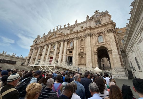 Orang yang berkunjung di Lapangan Santo Petrus di Vatikan. (Foto: Paulus Tamie)


