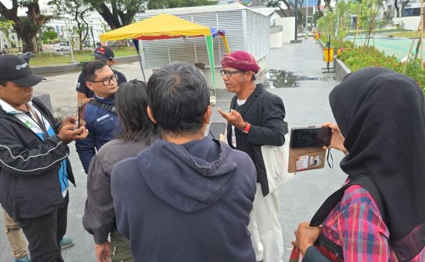 Miduk Hutabarat selaku perwakilan Koalisi Masyarakat Sipil dalam Tim 7 memberikan keterangan kepada wartawan

