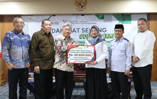 Penyerahan beasiswa secara simbolis