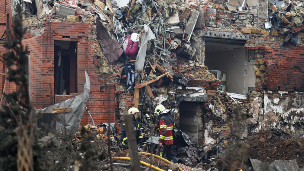 Rentetan serangan rudal Rusia menghantam seluruh Ukraina