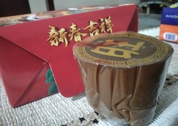 Kue Keranjang (Nian Gao) atau Kue Bakul terbuat dari tepung ketan dan gula. (Foto: Fadmin Malau)