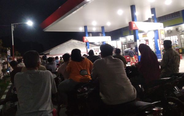 Warga kota Medan “serbu” SPBU pada Selasa (31/3/2026) malam akibat adanya isu kenaikan harga BBM bersubsidi per 1 April 2026. (Foto: Fadmin Malau)