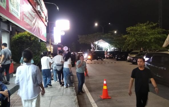 Lokasi parkir kendaraan di Rest Area Travoy KM 65A dan 65B ruas MKTT pada malam hari, padat kendaraan. (Foto: Fadmin Malau)