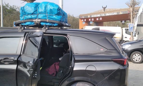 Diujung gerbang Tol Sinaksak, banyak pemudik beristirahat sebelum melanjutkan perjalanan. (Foto: Fadmin Malau)

