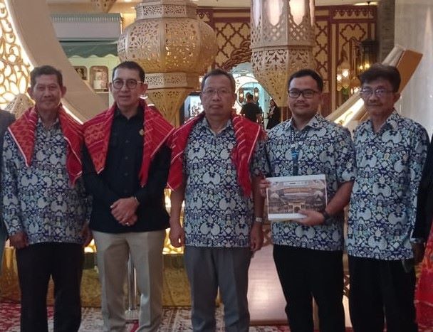 Perkumpulan Penggemar Filateli Indonesia (PFI) Sumatera Utara bersama Menteri Kebudayaan Indonesia, Dr. Fadli Zon yang juga Ketua umum PFI Pusat
