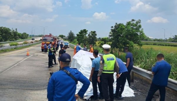 Petugas Jasa Marga mengevakuasi mobil yang terbakar di ruas Tol MKTT Km 04+400 arah Medan. (Foto: dok jasa marga)