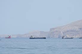 Kapal  yang sedang berlayar di Selat Hormuz