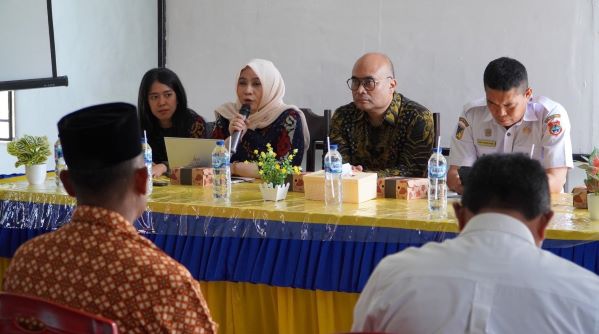 Dr. Farah dan tim peneliti Universitas Pertamina bersama peserta FGD di Kecamatan Batui Selatan, Luwuk, Sulawesi Tengah (2025)