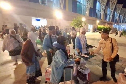 Seluruh jemaah diturunkan untuk menjalani proses penanganan transit darurat

