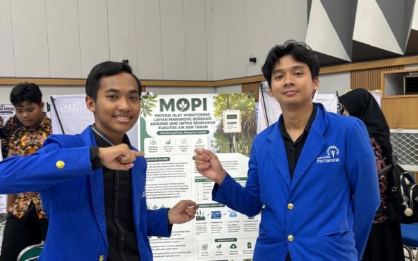 Hasyim dan Muzaki mengikuti kegiatan pameran inovasi. (Foto: Humas UPER)

