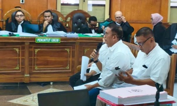Terdakwa mendengarkan pembacaan tuntutan JPU pada sidang kasus pengalihan HGU PTPN II kepada PT Nusa Dua Propertindo di Pengadilan Tipikor Medan