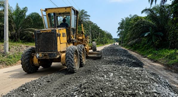 Pembangunan jalan aspal di Kecamatan Pangkalan Kuras, Kabupaten Pelalawan, Provinsi Riau. (Foto: dok APP)