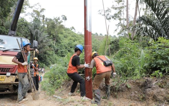 Penantian 80 tahun berakhir, cahaya listrik terangi Dusun Untemungkur 