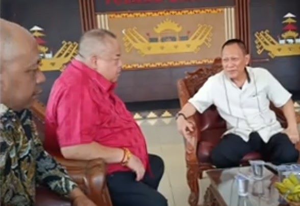 Dirut Serayu Group menjelaskan kepada Bupati Tulang Bawang didampingi investor untuk program penanaman Pohon Kayu Balsa

