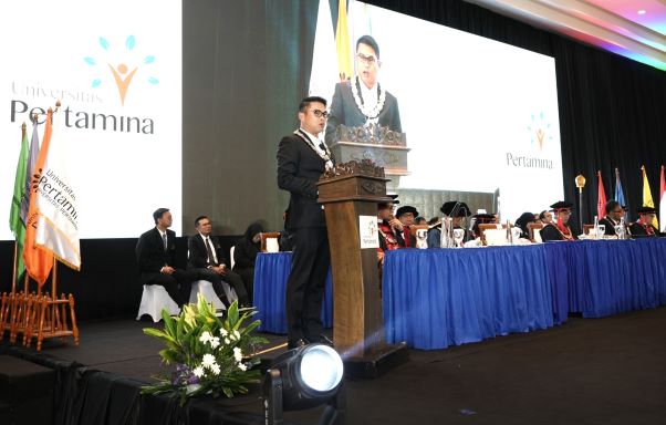 Direktur Penunjang Bisnis PT Pertamina (Persero) M.Erry Sugiharto memberikan sambutan dalam acara Wisuda ke-XIV Universitas Pertamina, di Gedung Sasana Kriya TMII, Senin (25/5/2026)

