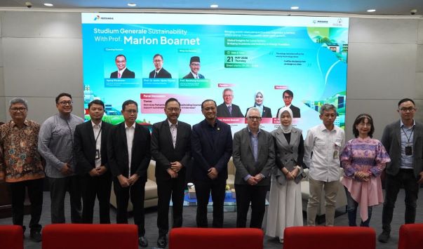 Jajaran pimpinan Universitas Pertamina, perwakilan Pertamina Group, serta para pembicara dan moderator dalam kegiatan Studium Generale Sustainability 2026. (Foto: Humas UPER)