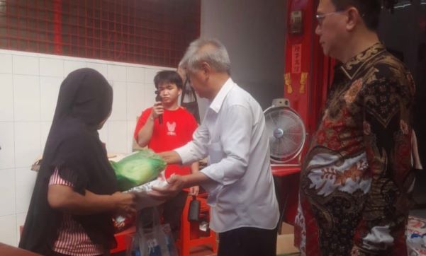 Kelenteng Guan Shi Pho Guan Shui Tien Bagikan Sembako ke Masyarakat Prasejahtera

