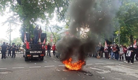 Unjukrasa mahasiswa di depan gedung DPRD Sumut (Foto: M. Yas)

