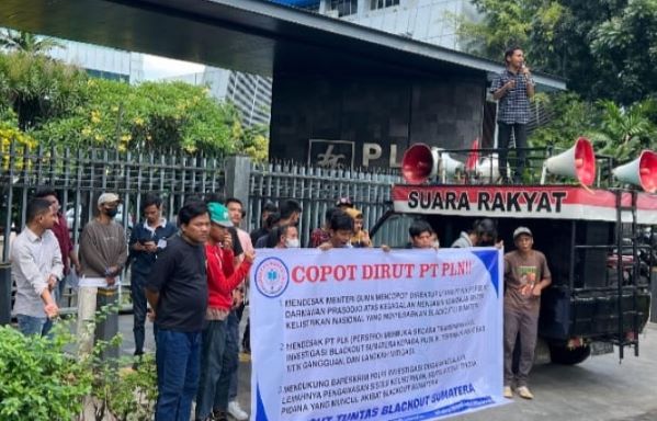 Mahasiswa tergabung dalam Gerakan Mahasiswa Peduli Demokrasi (GMPD) menggelar aksi unjuk rasa di depan Kantor Pusat PT PLN