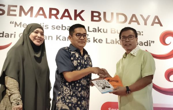 Format Serahkan Buku Memoar Teropong II, Sofyan Tan: Menulis Sebagai Wujud Kemerdekaan

