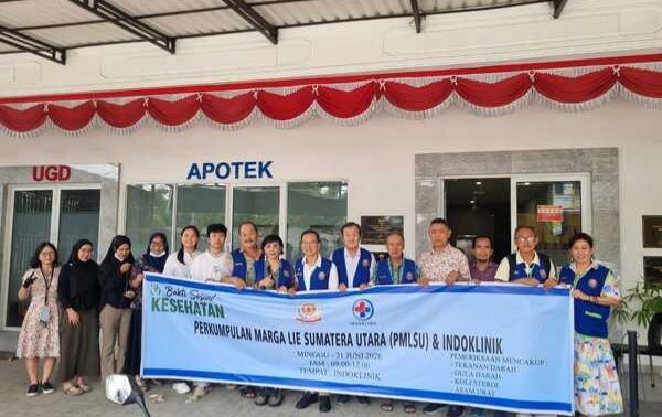 Perkumpulan Marga Lie Sumut, Lie Sau Long foto bersama dengan para Pengurus dan perwakilan Indoklinik disela-sela Baksos kesehatan