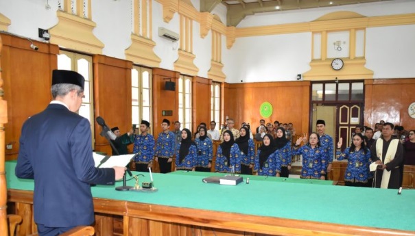 Ketua Pengadilan Negeri Medan, Mardison, S.H., melantik 12 Pegawai Negeri Sipil

