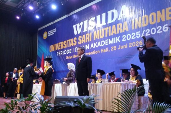 Rektor USM-Indonesia Prof. Dr. Ivan Elisabeth Purba, SH, M.Kes mewisuda para lulusan pada Kamis 25 Juni 2026 di Griya Benn Convention Hall Medan. (Foto: Fadmin Malau)
