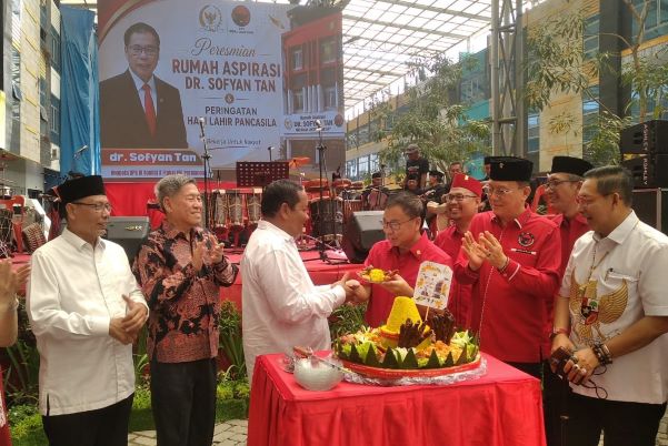 Peresmian rumah aspirasi di Kompleks CBD Polonia Medan didahuli dengan acara pemotongan nasi tumpeng. (Foto: Fadmin Malau)