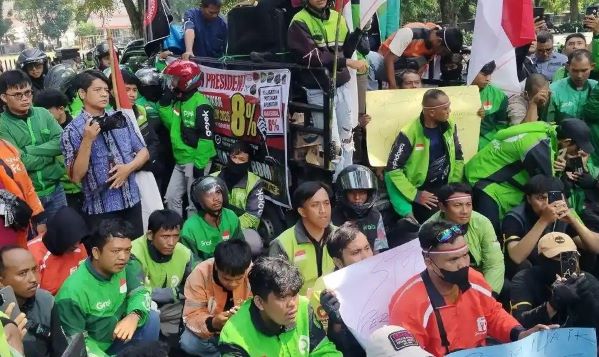 Ratusan driver ojol aksi demo pada Kamis (18/6/2026) siang di gedung DPRD Sumut di Jalan Imam Bonjol, Kota Medan