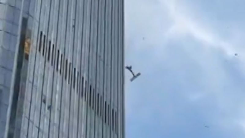 Pesawat kecil tabrak gedung pencakar langit di Beijing