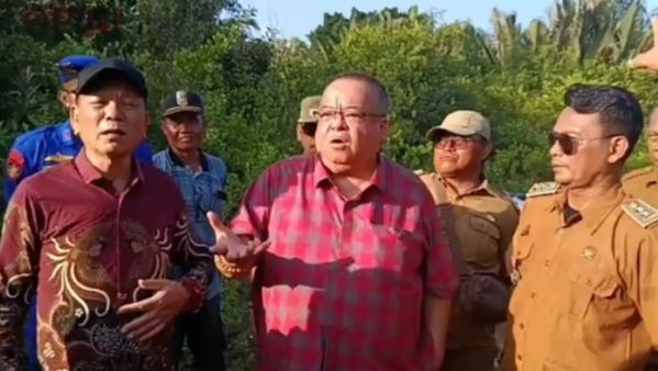 Dirut PT. Serayu Group Hasan Tjoa (tengah) bersama investor dan bupati Tulang Bawang Lampung