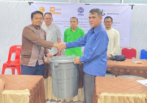Penyerahan tong oleh Ketua Tim Pelaksana Hadriman Khair S.P, M.Sc sebagai tanda dimulainya pembuatan eko enzim dari sisa makanan