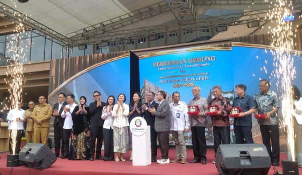 Menteri Pendidikan Tinggi, Sains, dan Teknologi RI, Prof. Brian Yuliarto, bersama Ketua Dewan Pembina Yayasan Pendidikan Sultan Iskandar Muda, dr. Sofyan Tan, meresmikan Gedung Universitas Satya Terra (ST) Bhinneka di Medan. (Foto: Fadmin Malau)