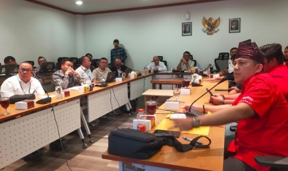 Pengacara SP PLN Dr. Redyanto Sidi Jambak, S.H., M.H. memberikan penjelasan saat rapat dengar pendapat di DPRD Sumut