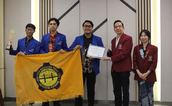 Mahasiswa Teknik Sipil UPER, Tim Crystal menerima penghargaan juara pertama lomba Estimasi Biaya Proyek pada Civil National Expo 2026. (Foto: Humas UPER)