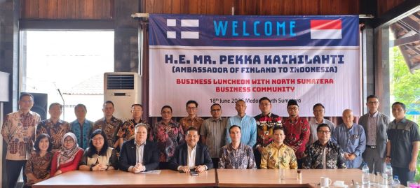 Dialog bisnis dan jamuan makan kunjungan kerja Dubes Finlandia H.E. Mr. Pekka Kaihilahti, ke Medan berfoto bersama