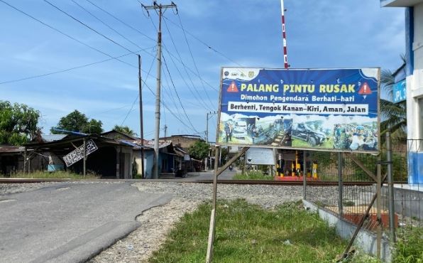 Palang pintu perlintasan kereta api di Desa Sei Buluh, Kecamatan Perbaungan, Kabupaten Serdang Bedagai, rusak dan tidak berfungsi 