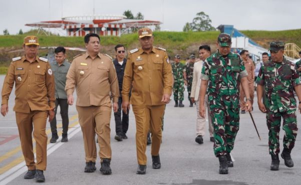 Kasad Maruli Simanjuntak didampingi Bupati Vandiko



